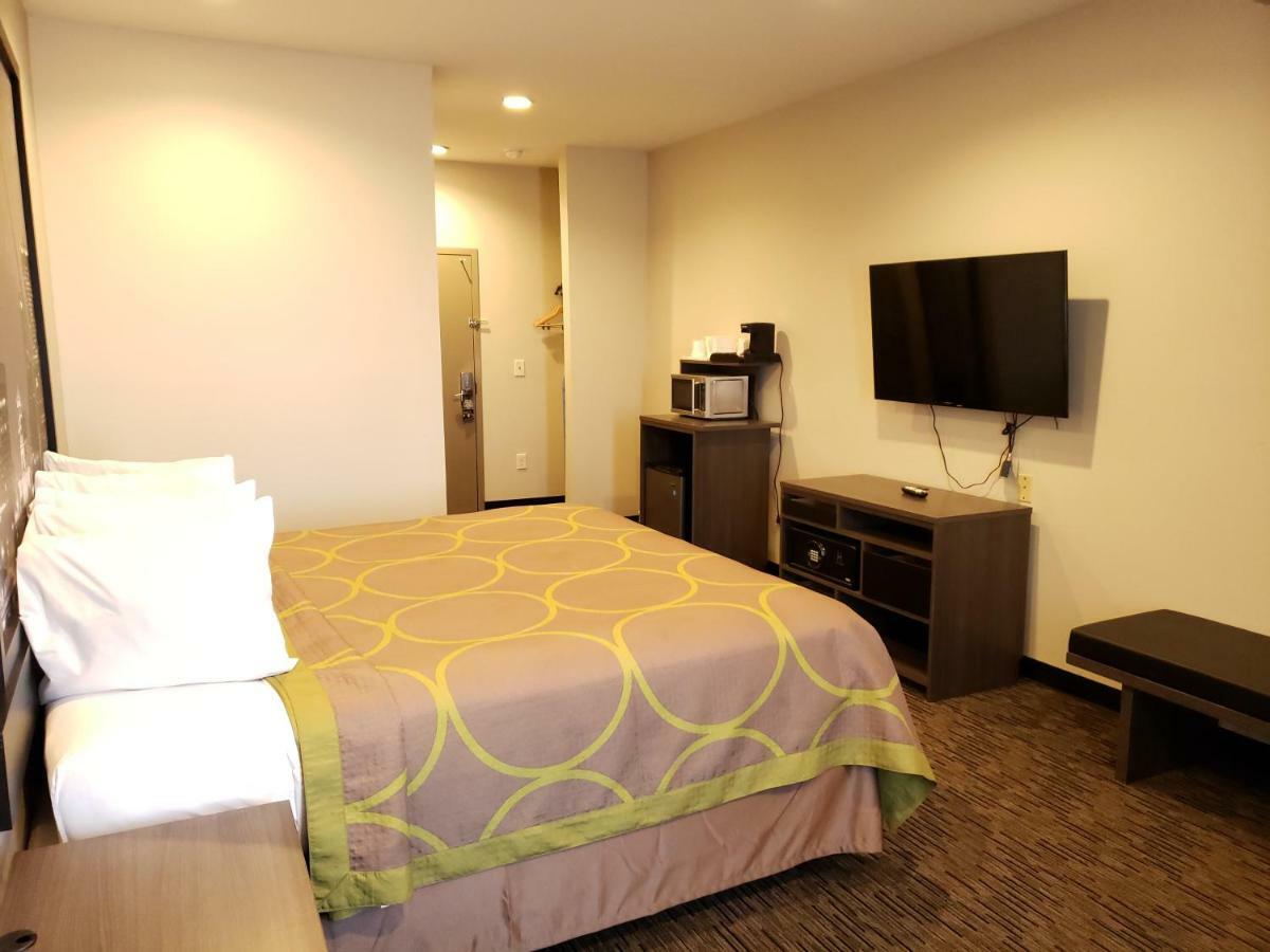 Super 8 By Wyndham St. Louis North Hotel Eksteriør billede
