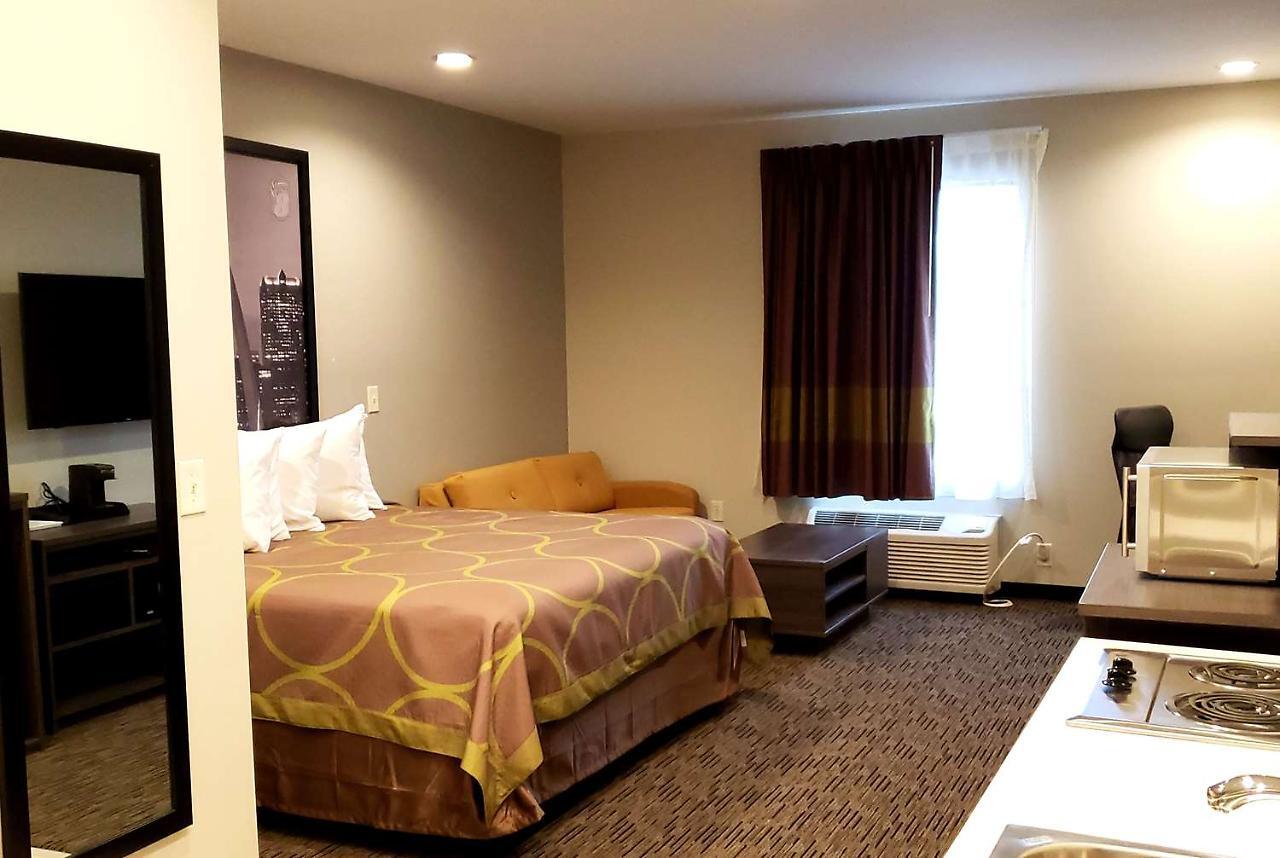 Super 8 By Wyndham St. Louis North Hotel Eksteriør billede